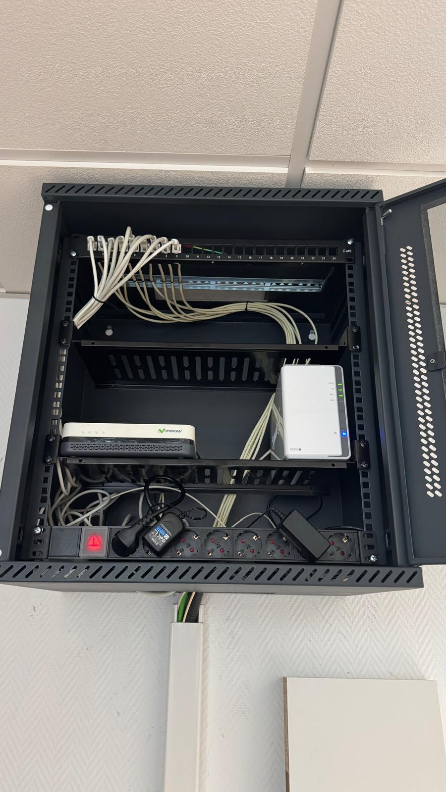 Rack de comunicaciones instalado