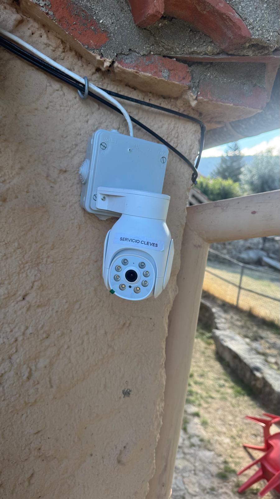Cámara de seguridad instalada en pared
